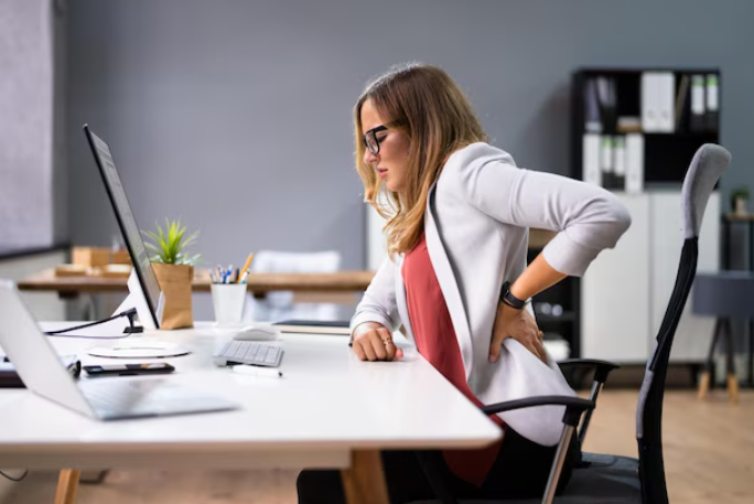 Pasti prenosnikov priročni, a škodljivi za hrbtenico