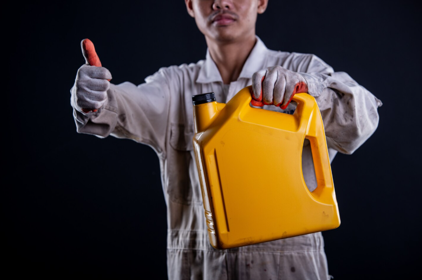 Razlika med sintetičnim, polsintetičnim in mineralnim oljem za bencinske motorje