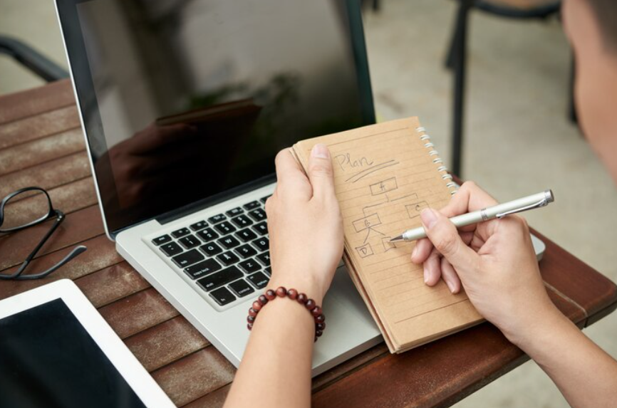 Vloga E-E-A-T in Topical Authority pri pisanju vsebin