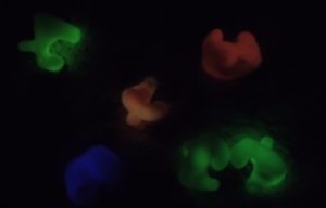 Individualni čepki za ušesa za vodo se svetijo v temi