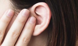 Vnetje srednjega ušesa in preprečevanje s čepki za ušesa za vodo