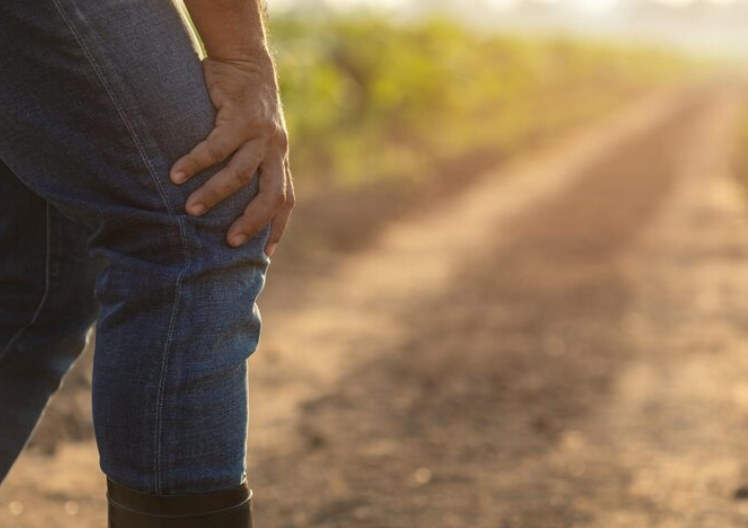 Kaj narediti ob pekoči bolečini v kolenu (hiter odgovor)