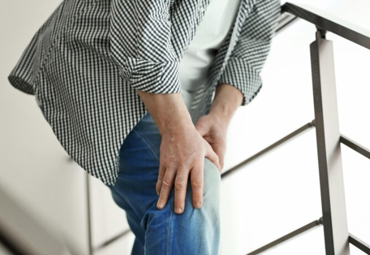 Kdaj je pekoča bolečina v kolenu znak resnejše težave