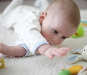 razvojni mejniki dojenček gibanje plazenje sedenje