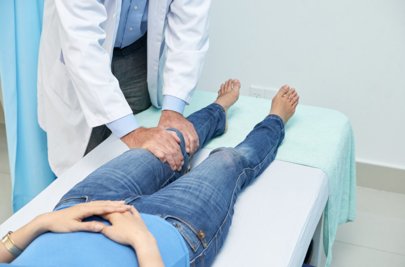 Oteklina po operaciji kolena – zakaj nastane in kako ravnati 4 Kako fizioterapija pomaga pri zmanjševanju otekline in vračanju gibljivosti
