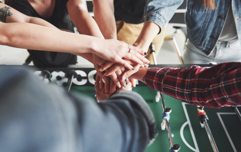 Kako kreativni team building poveča motivacijo in pripadnost podjetju