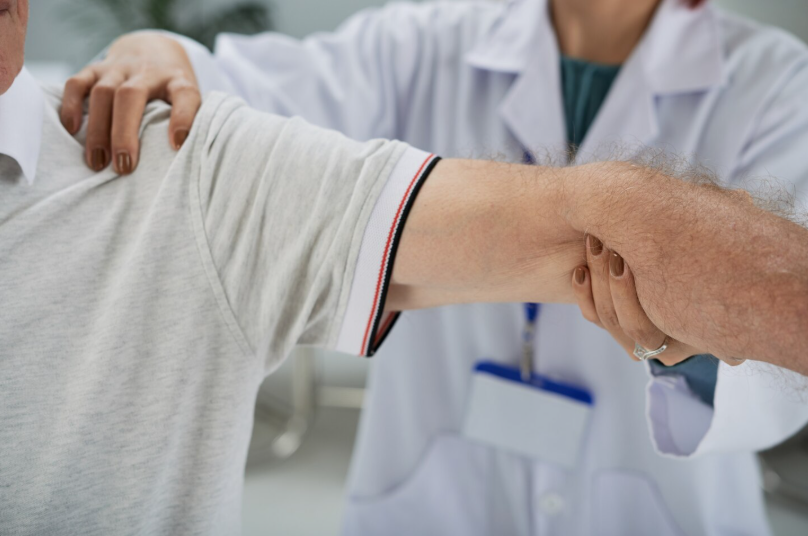 Kako poteka rehabilitacija po zlomu komolca 